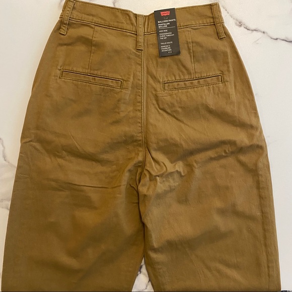 NEW Levi’s High-Rise Cropped Balloon Leg Pants - Picture 8 of 10